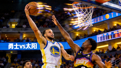 勇士队对阵太阳队NBA比赛直播画面，展示库里三分投篮精彩瞬间